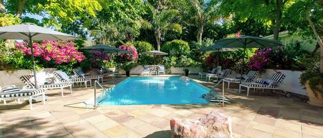 Piscina all'aperto, lettini