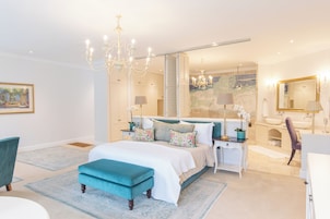 Suite luxueuse, 1 très grand lit | Literie de qualité, couette en duvet, articles de minibar gratuits