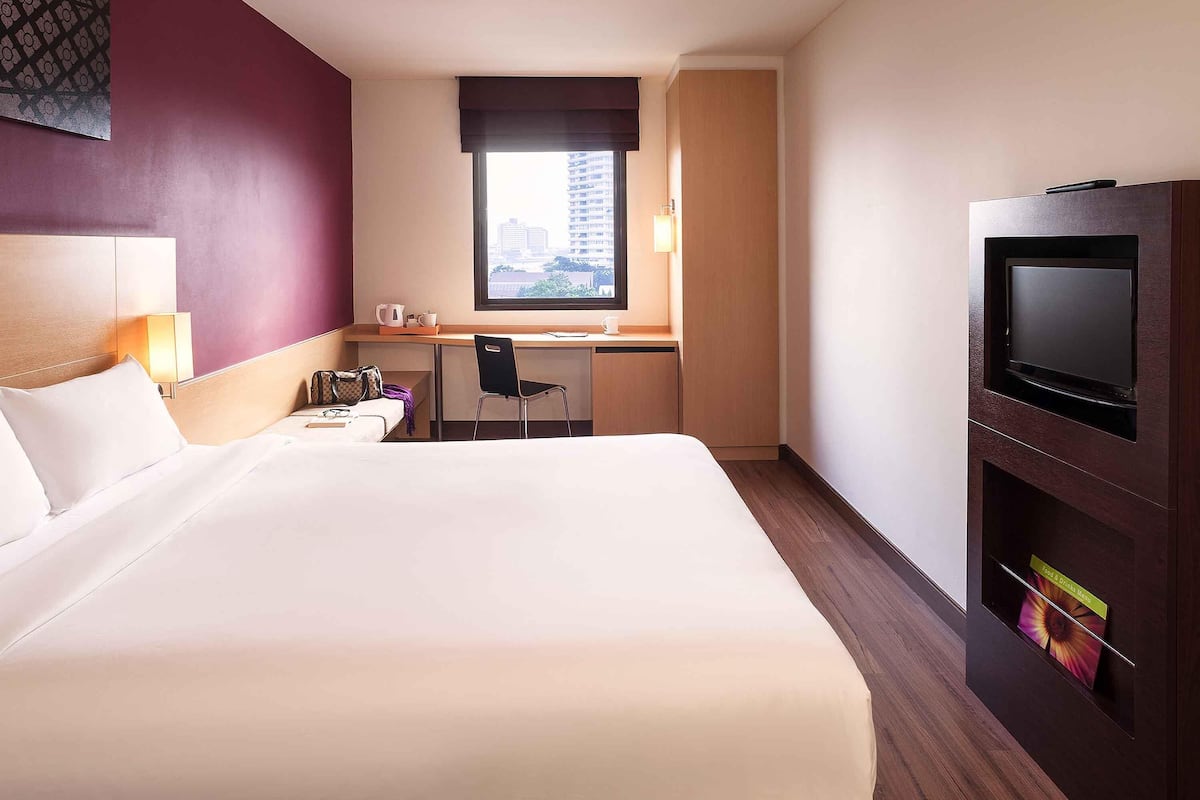 Chambre Standard, 1 lit double | Coffres-forts dans les chambres, bureau, fer et planche Ă repasser