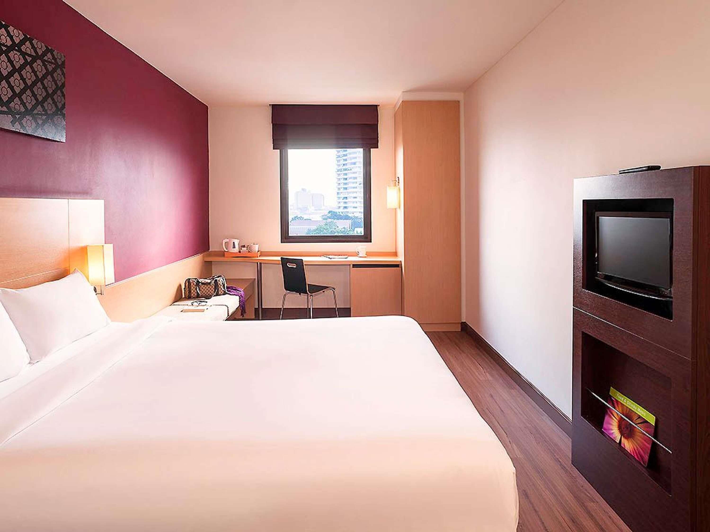 Standardværelse - 1 dobbeltseng | Pengeskab på værelset, skrivebord, strygejern/strygebræt