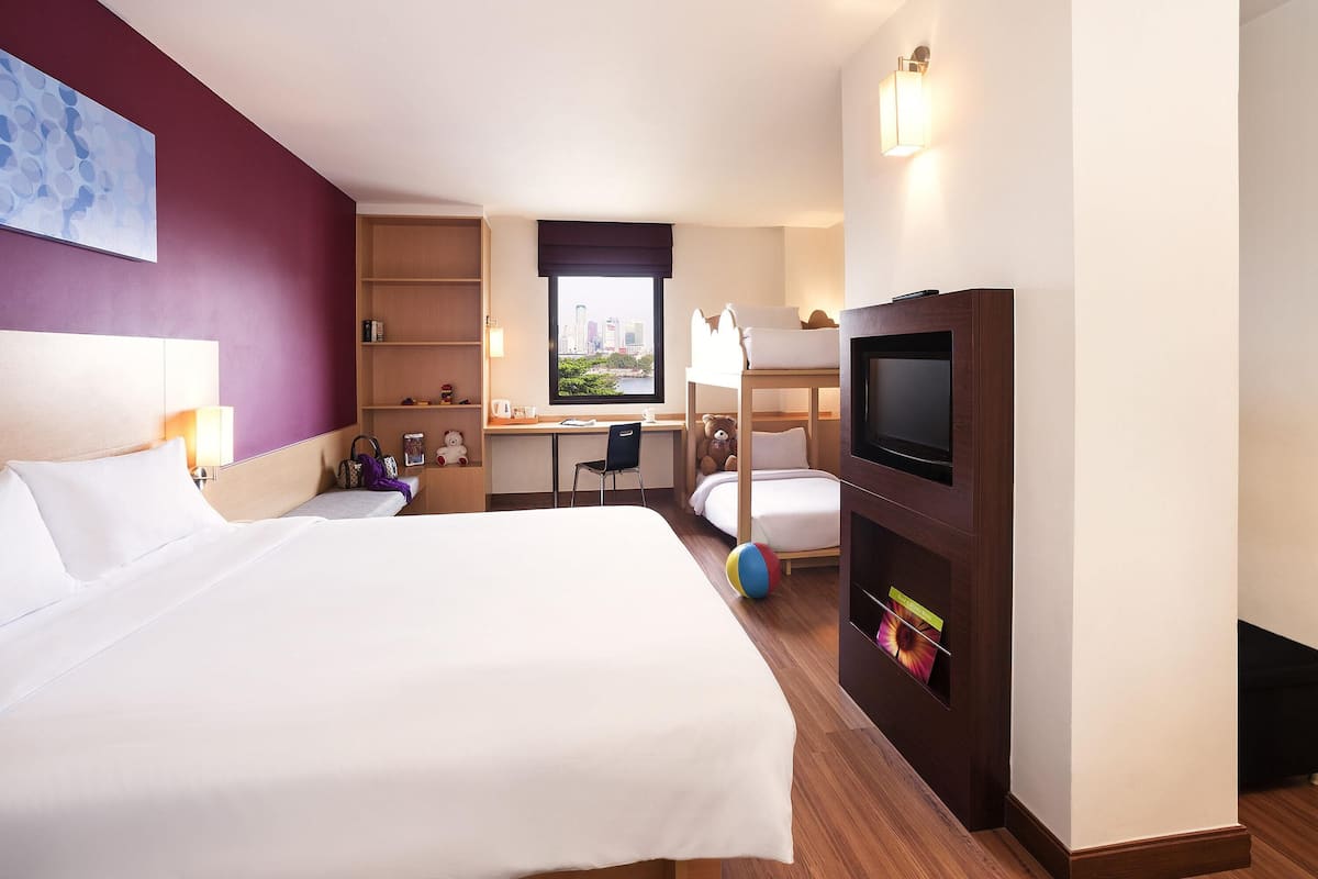 Chambre Familiale, plusieurs lits | Coffres-forts dans les chambres, bureau, fer et planche Ă repasser