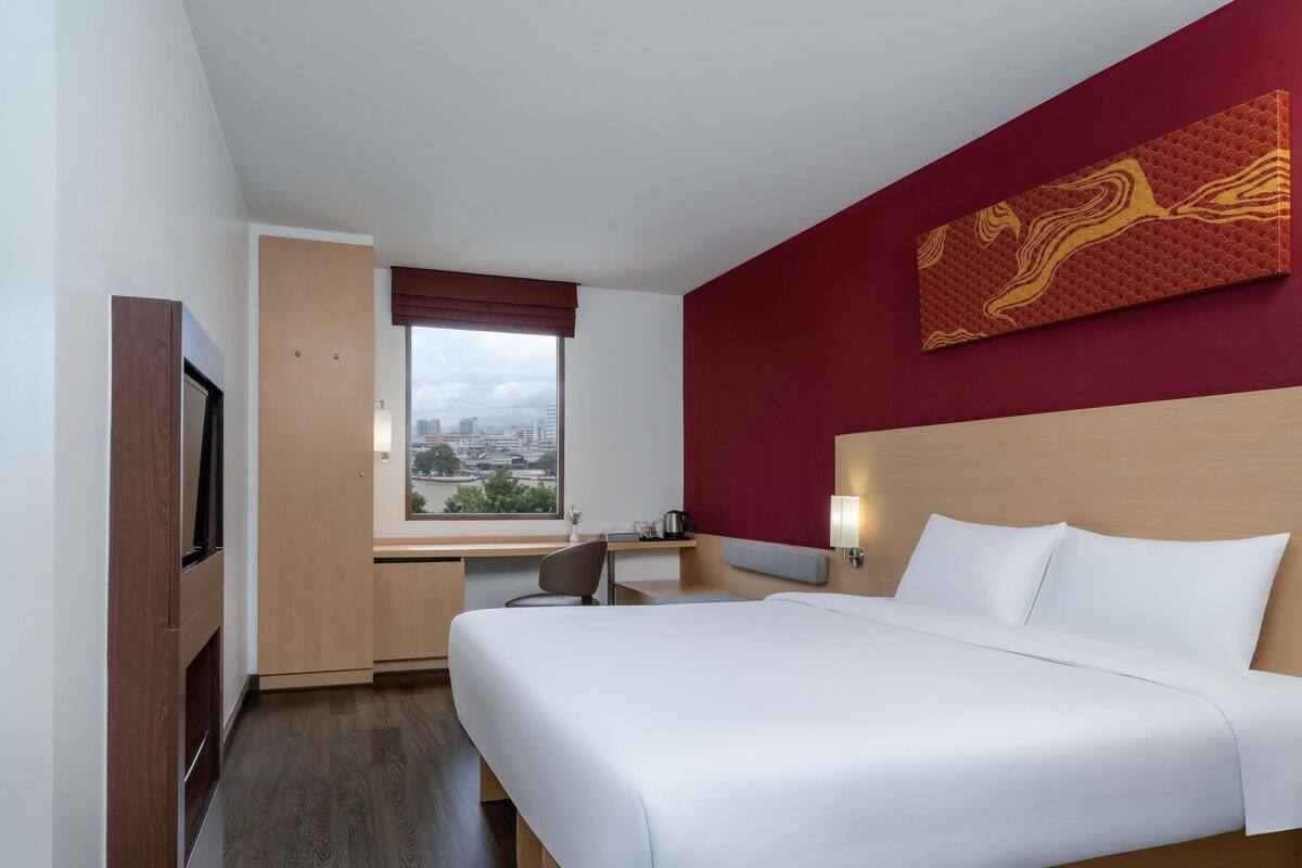 Standard Room, 1 Double Bed, River View | In-room safe, desk, iron/ironing board (on request)