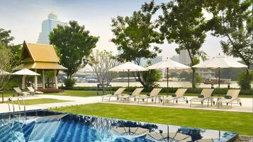 Hồ bơi ngoài trời, dù/ô trên bãi biển/hồ bơi, ghế dài tắm nắng