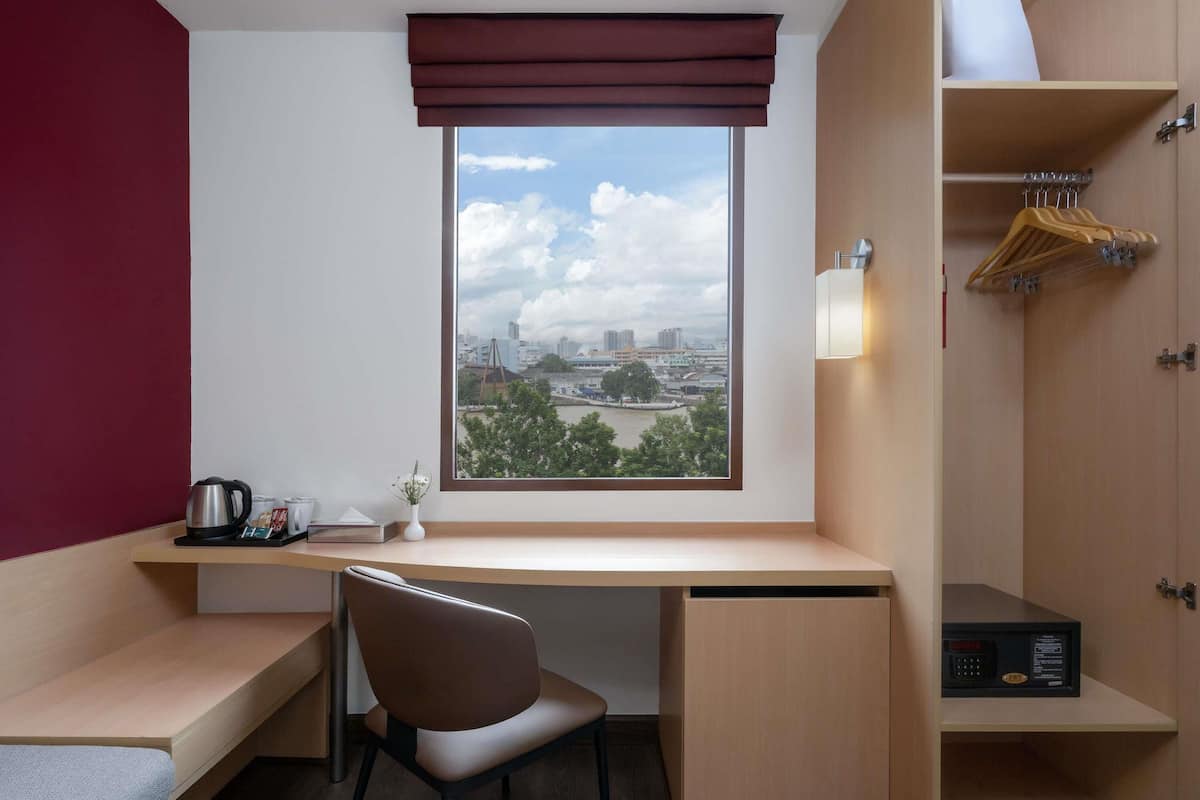 Rom – standard, 1 dobbeltseng, elveutsikt | Safe på rommet, skrivebord, strykejern/-brett og barnesenger (inkludert)