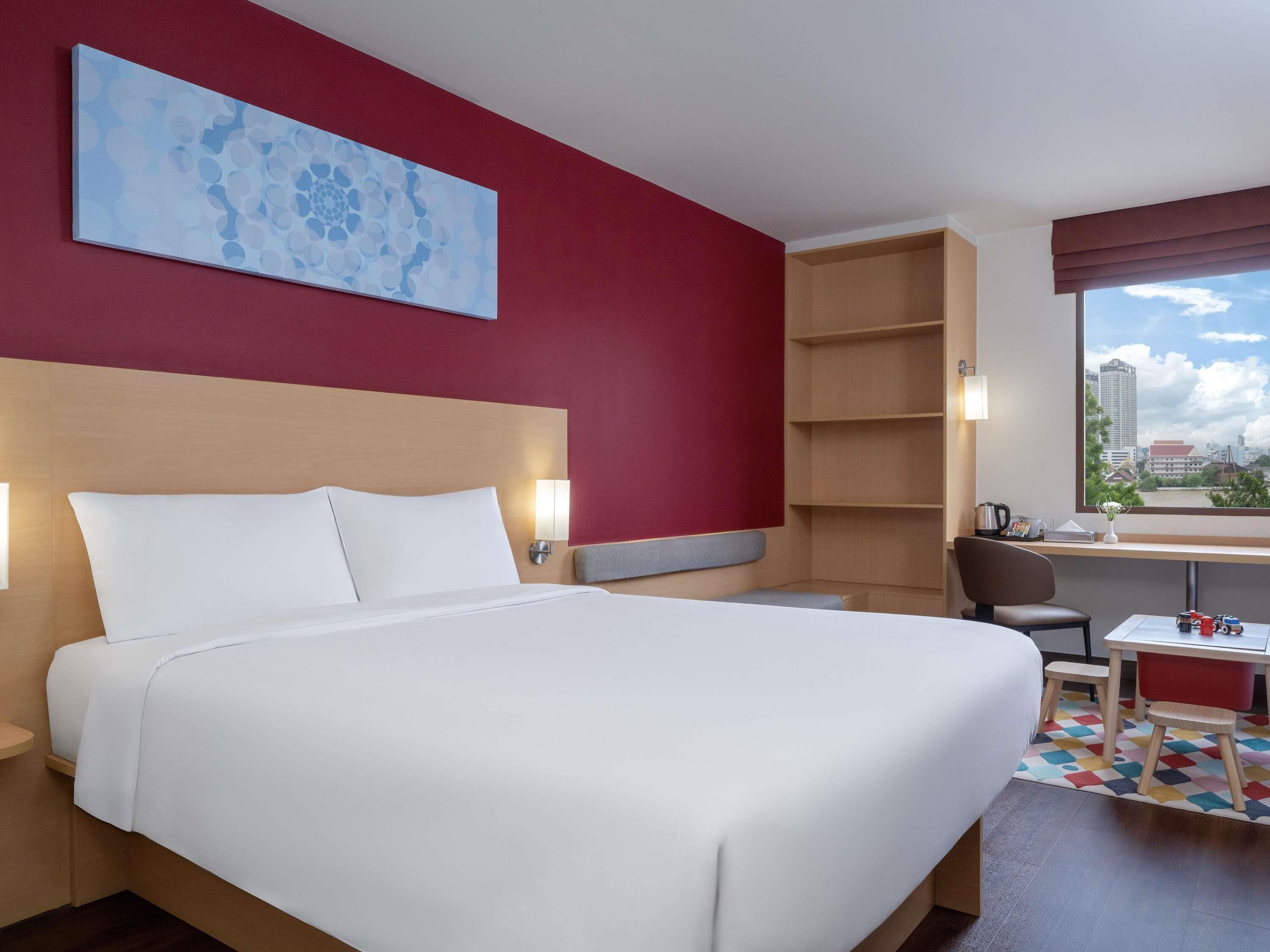 Familieværelse - flere senge | Pengeskab på værelset, skrivebord, strygejern/strygebræt