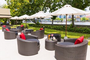 Outdoor dining - ibis Bangkok Riverside (Bangkok)