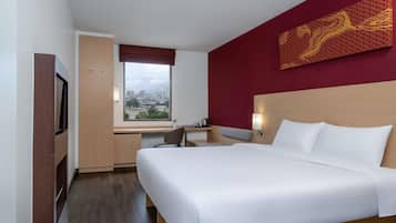 Safe på rommet, skrivebord, strykejern/-brett og barnesenger (inkludert)