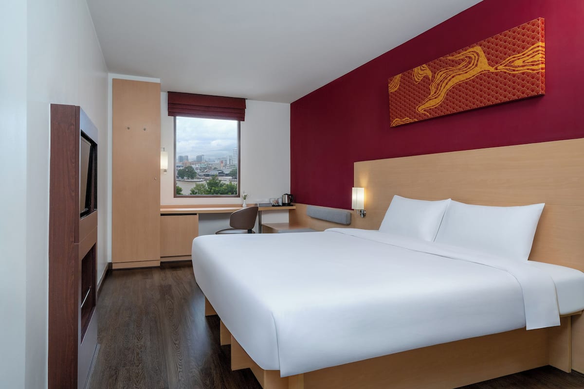 Quarto standard, 1 cama de casal, vista para o rio | Cofres nos quartos, escrivaninha, ferros/tábuas de passar roupa