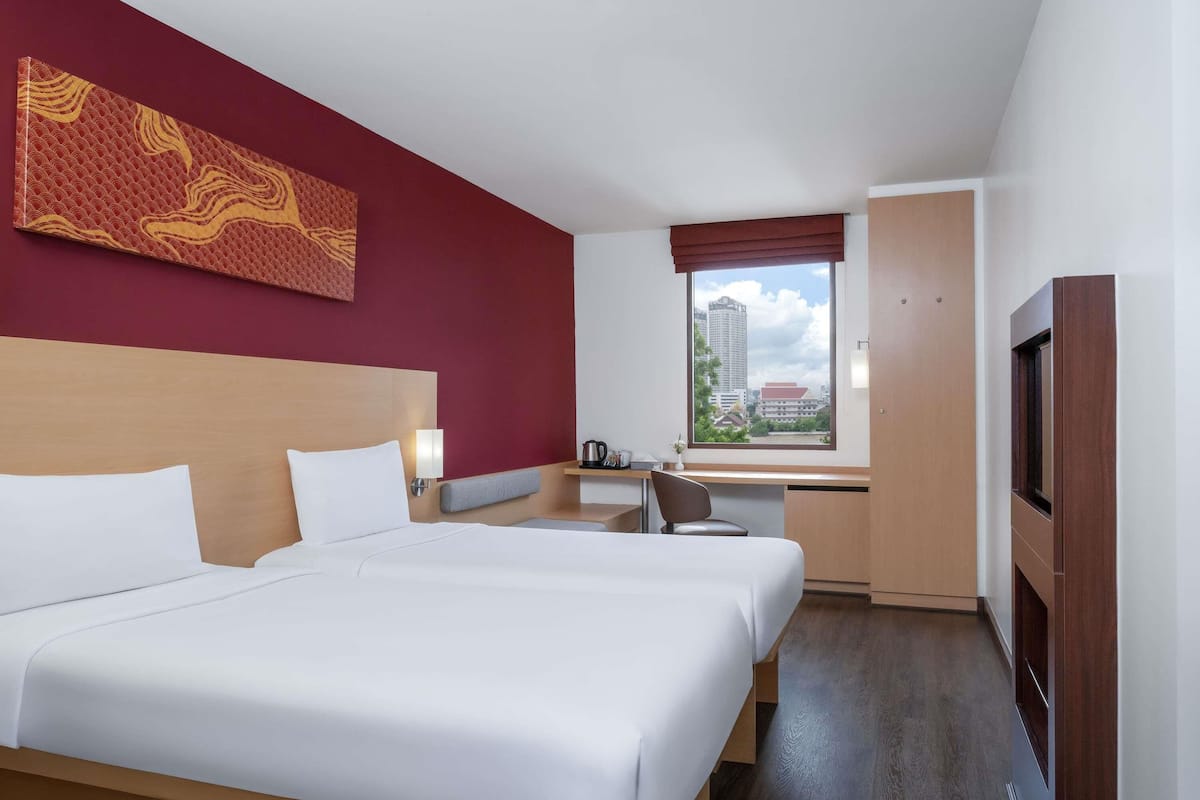 Quarto standard, 2 camas de solteiro, vista para o rio | Cofres nos quartos, escrivaninha, ferros/tábuas de passar roupa