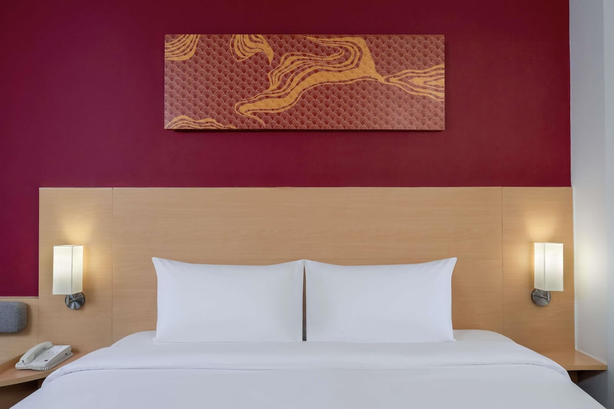 In-room safe, desk, iron/ironing board (on request), cribs (free)
