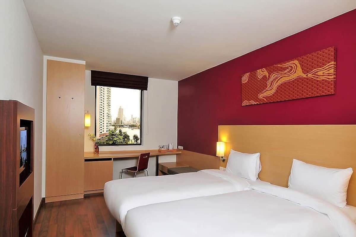Chambre Standard, 2 lits une place, vue fleuve | Coffres-forts dans les chambres, bureau, fer et planche Ă repasser