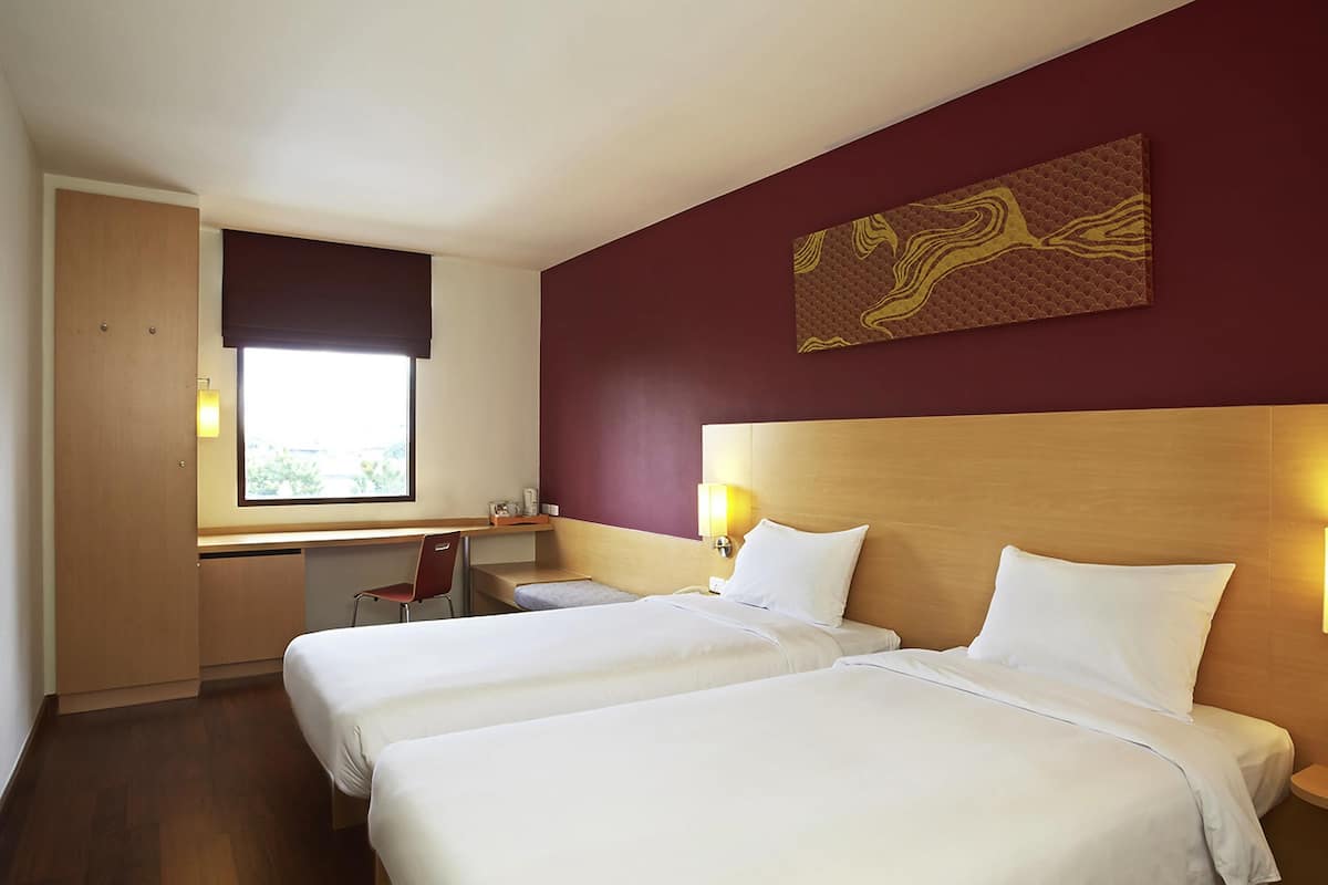 Chambre Standard, 2 lits une place | Coffres-forts dans les chambres, bureau, fer et planche Ă repasser