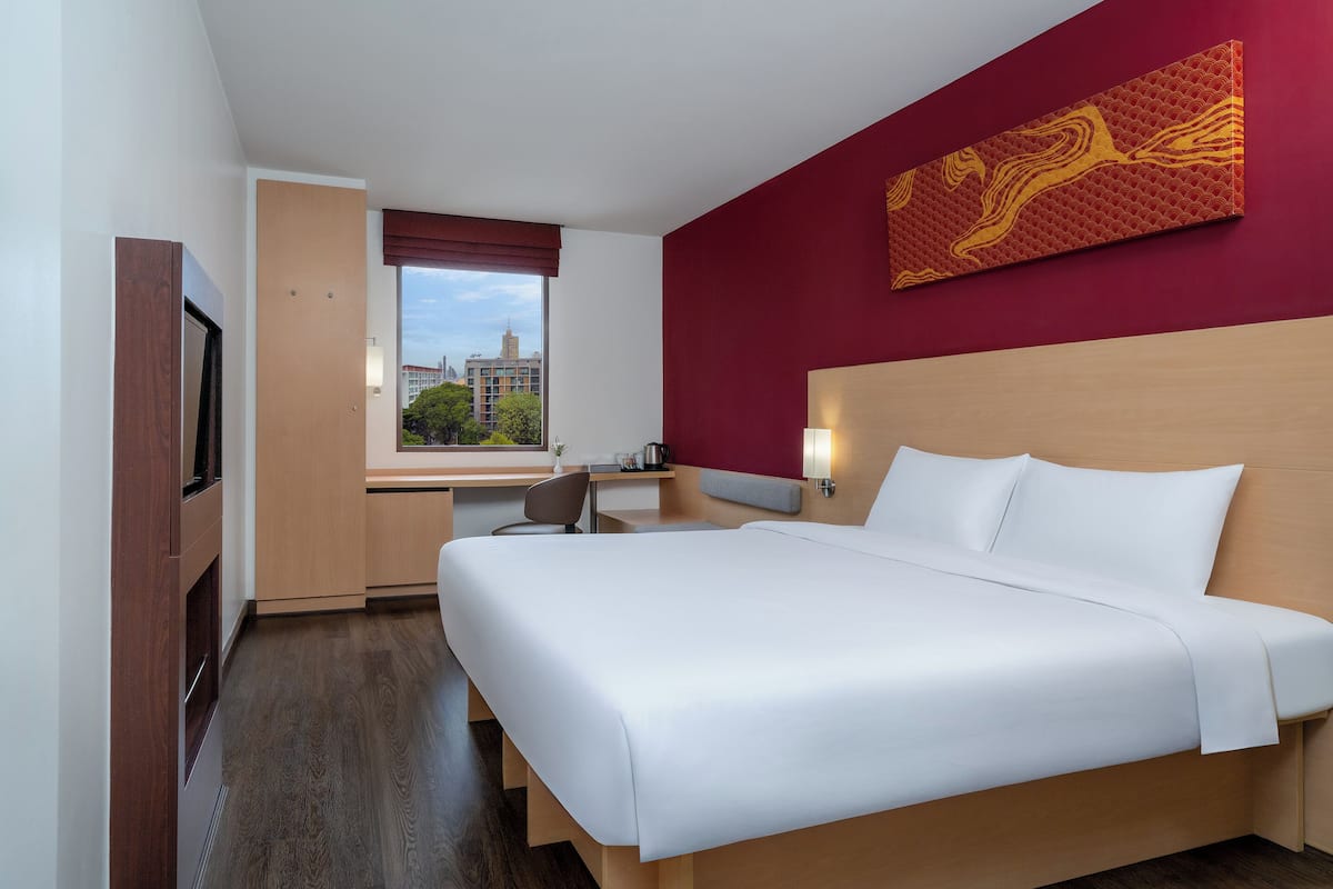 Quarto standard, 1 cama de casal | Cofres nos quartos, escrivaninha, ferros/tábuas de passar roupa