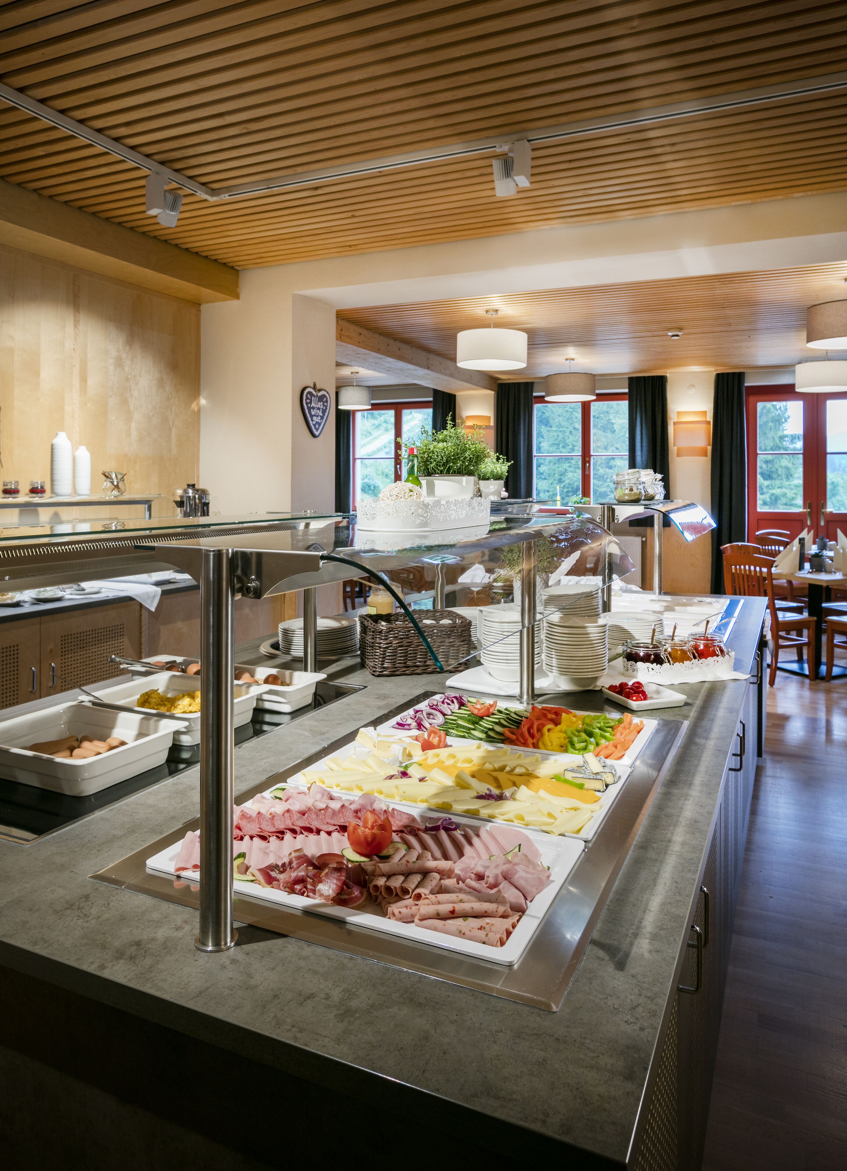 Café da manhã com buffet todos os dias (EUR 18 por pessoa) 