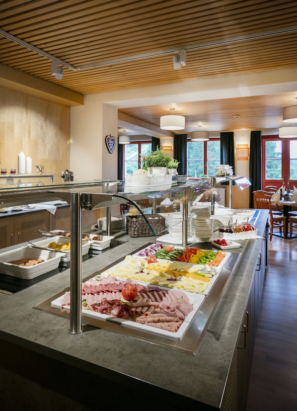 Buffet déjeuner servi tous les jours en supplément