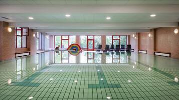 Piscine couverte, chaises longues