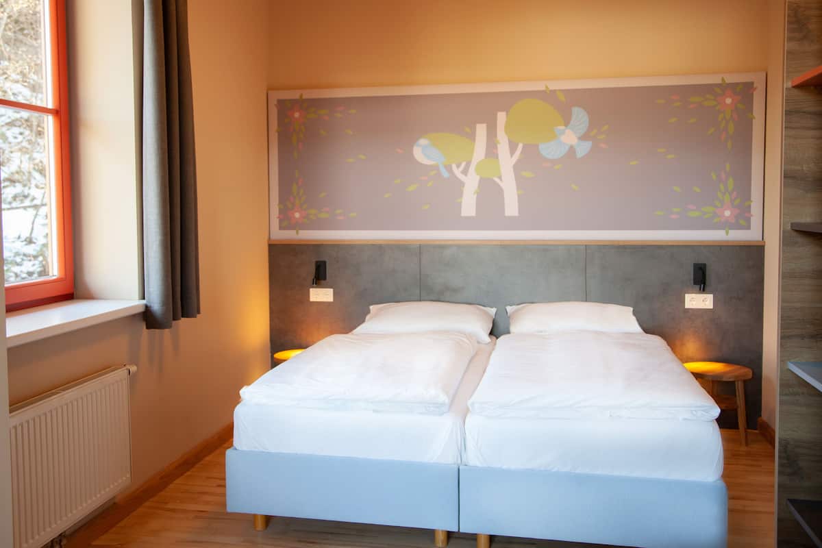 Hypo-allergenic bedding, in-room safe, free WiFi, bed sheets