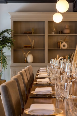 Serviço de café da manhã, culinária francesa, vistas para o jardim . Hotel Parkzicht Eindhoven