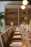 Se sirven desayunos y almuerzos; cocina francesa; con vista al jardín