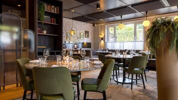 Frokost, lunsj og middag serveres, franske retter, utsikt mot hagen