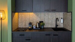 Een moderne keuken met donkerhouten kastjes, een granieten spatwand en een zwarte spoelbak.