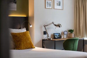 Edredón, escritorio, tabla de planchar con plancha y wifi gratis