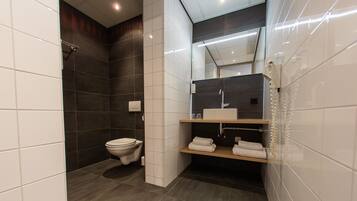 Appartement Familial, vue jardin | Bathroom | Shower, free toiletries, hair dryer, towels