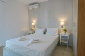 Caja de seguridad en la habitación y tabla de planchar con plancha