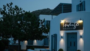 Un edificio con un letrero que dice "Indigo" y un camino de piedra que conduce a la entrada.