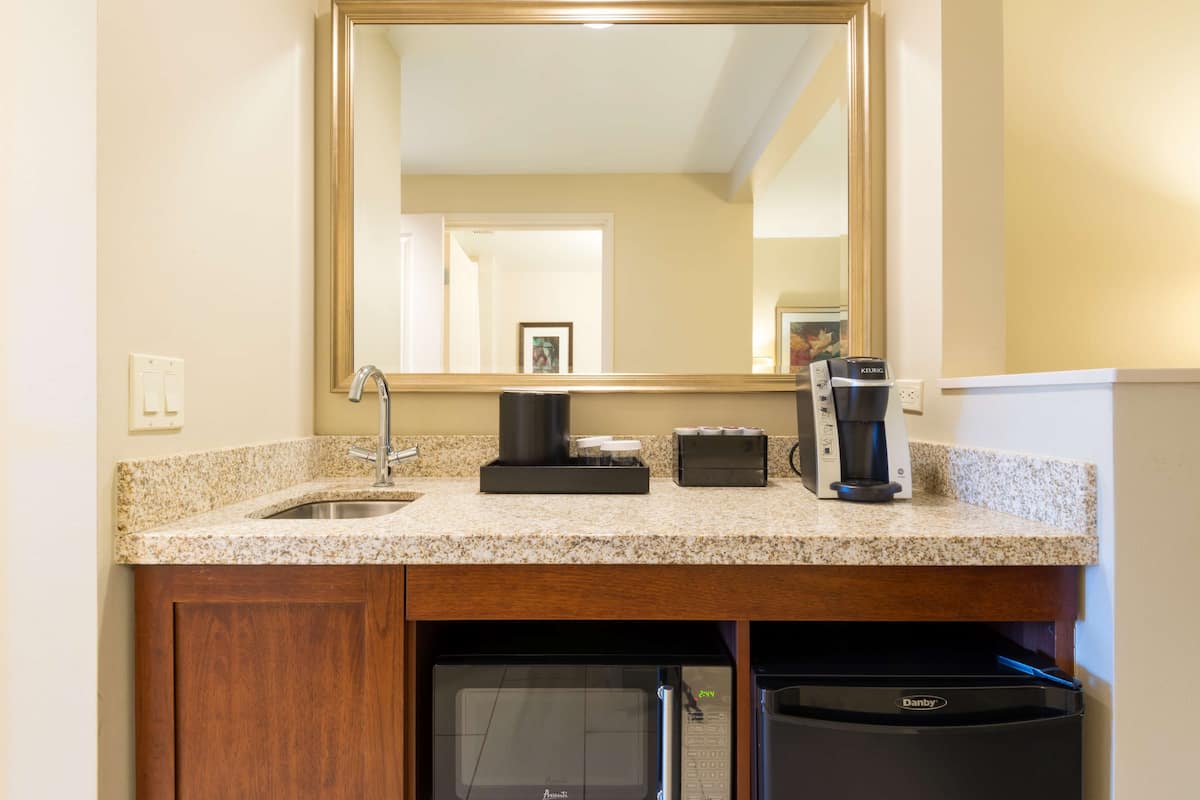 hypo-allergenic bedding, in-room safe, desk, laptop workspace