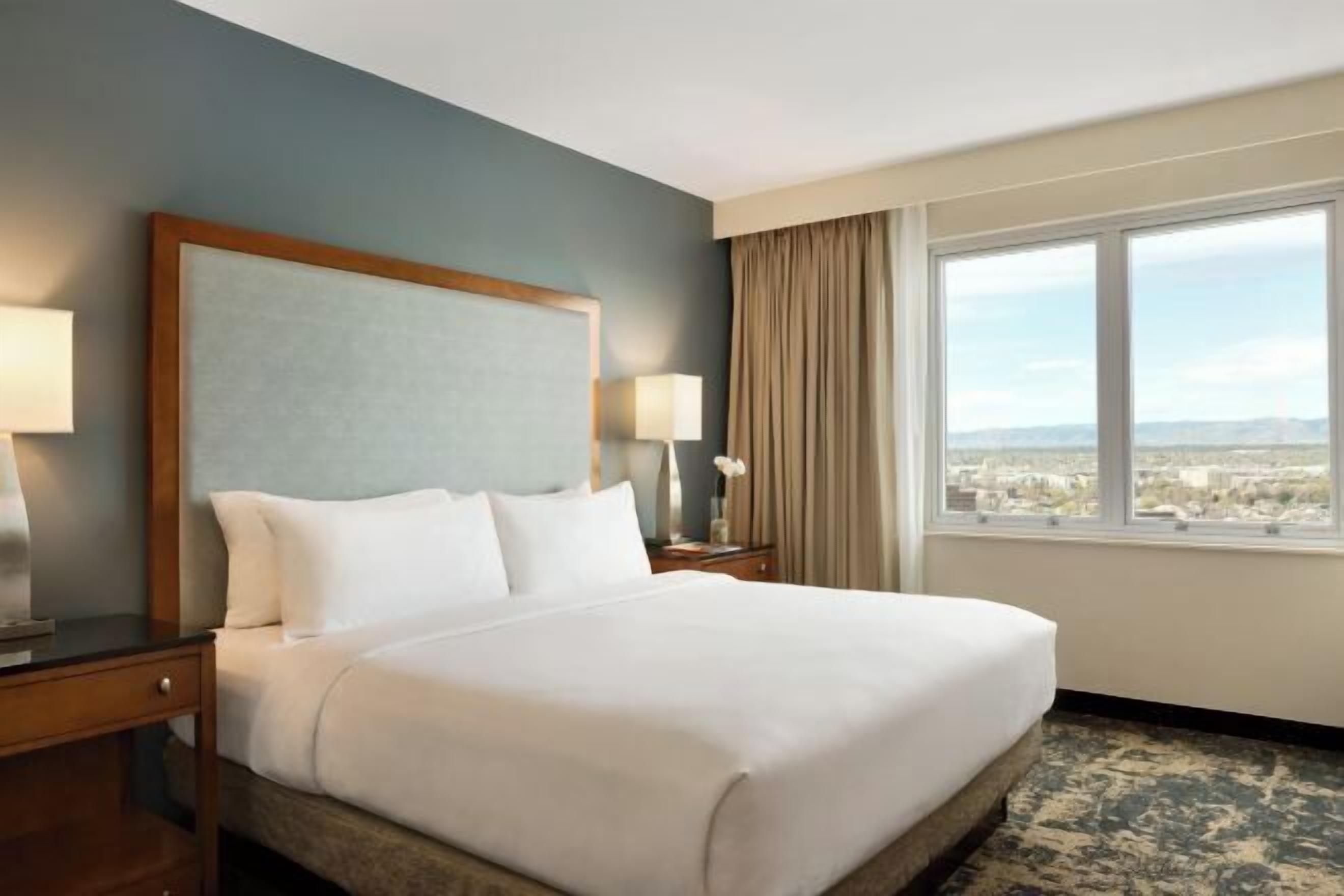 低過敏寢具、客房內保險箱、書桌、筆電工作空間