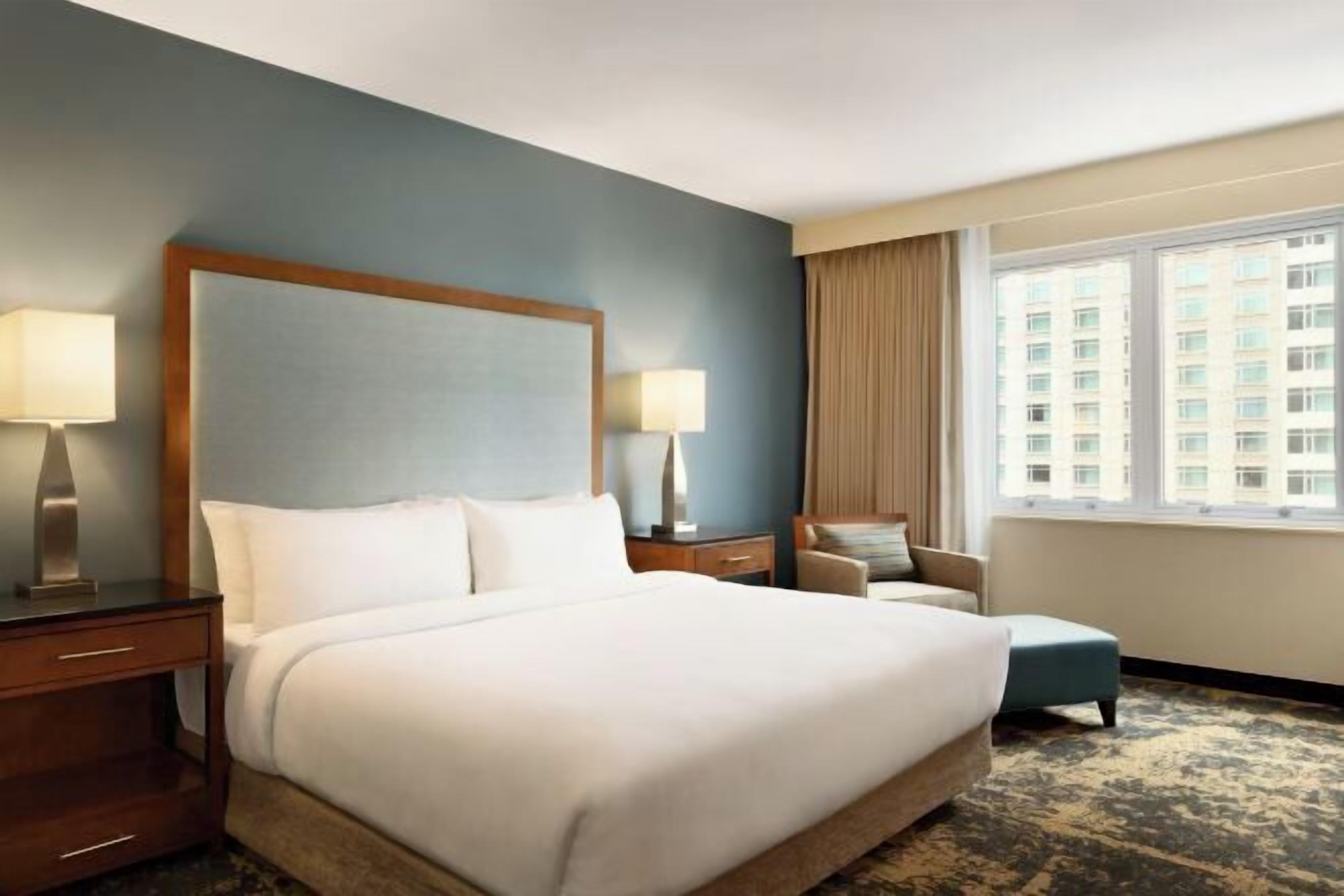 低過敏寢具、客房內保險箱、書桌、筆電工作空間