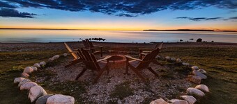 Days Inn & Suites by Wyndham St. Ignace Lakefront