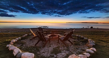 Days Inn & Suites by Wyndham St. Ignace Lakefront