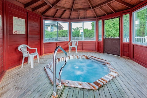 Seasonal outdoor pool, pool umbrellas, sun loungers
