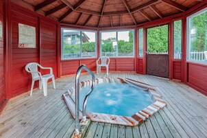 Una piscina al aire libre de temporada, sombrillas