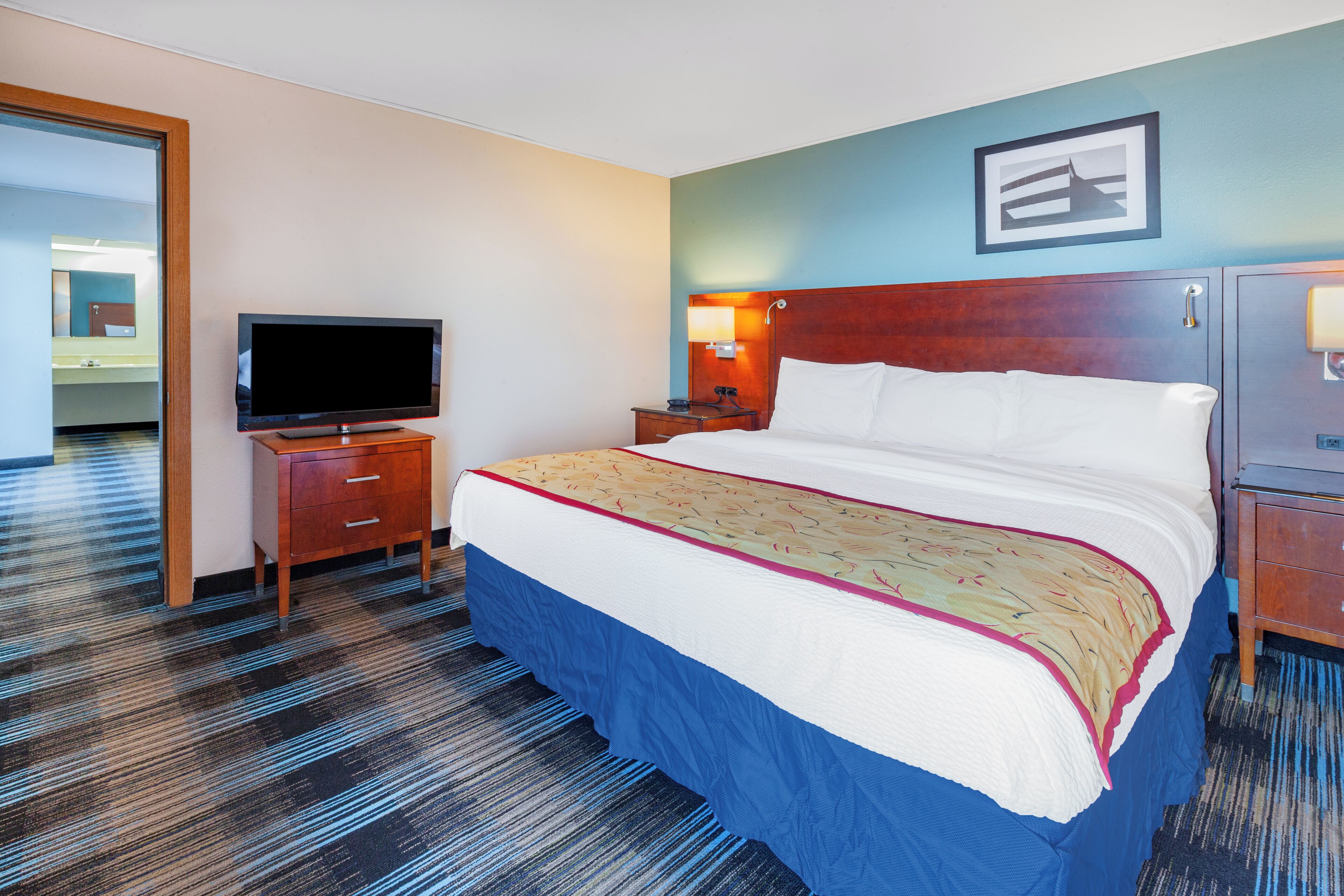 Suite, varias camas, para no fumadores, balcón (Lakefront View) | Escritorio, wifi gratis, despertador y ropa de cama 