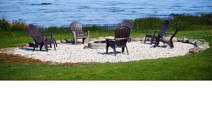 Days Inn & Suites by Wyndham St. Ignace Lakefront