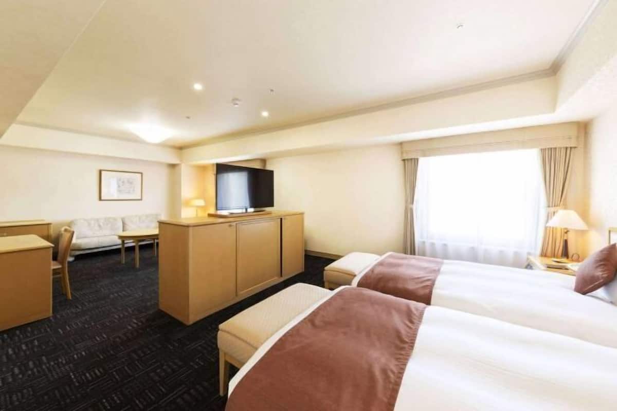 Premium bedding, in-room safe, desk, blackout curtains