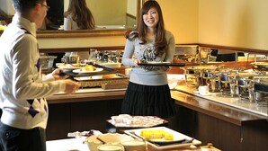 Una mesa de buffet con diferentes alimentos y utensilios.
