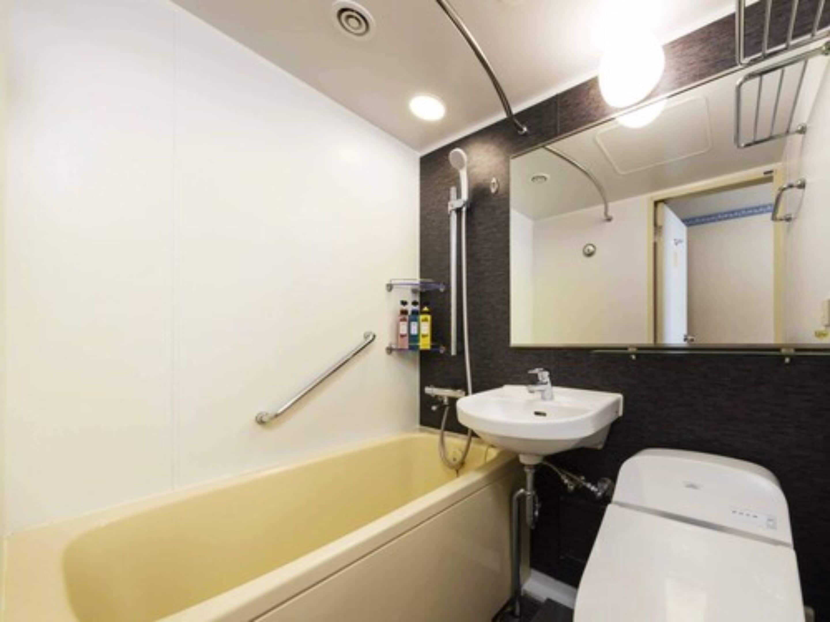 combined shower/bathtub, free toiletries, hair dryer, slippers