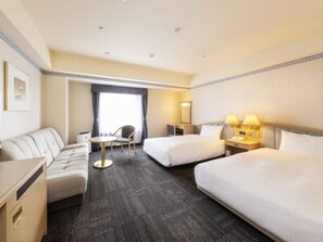 高級寝具、セーフティボックス (室内)、デスク、遮光カーテン