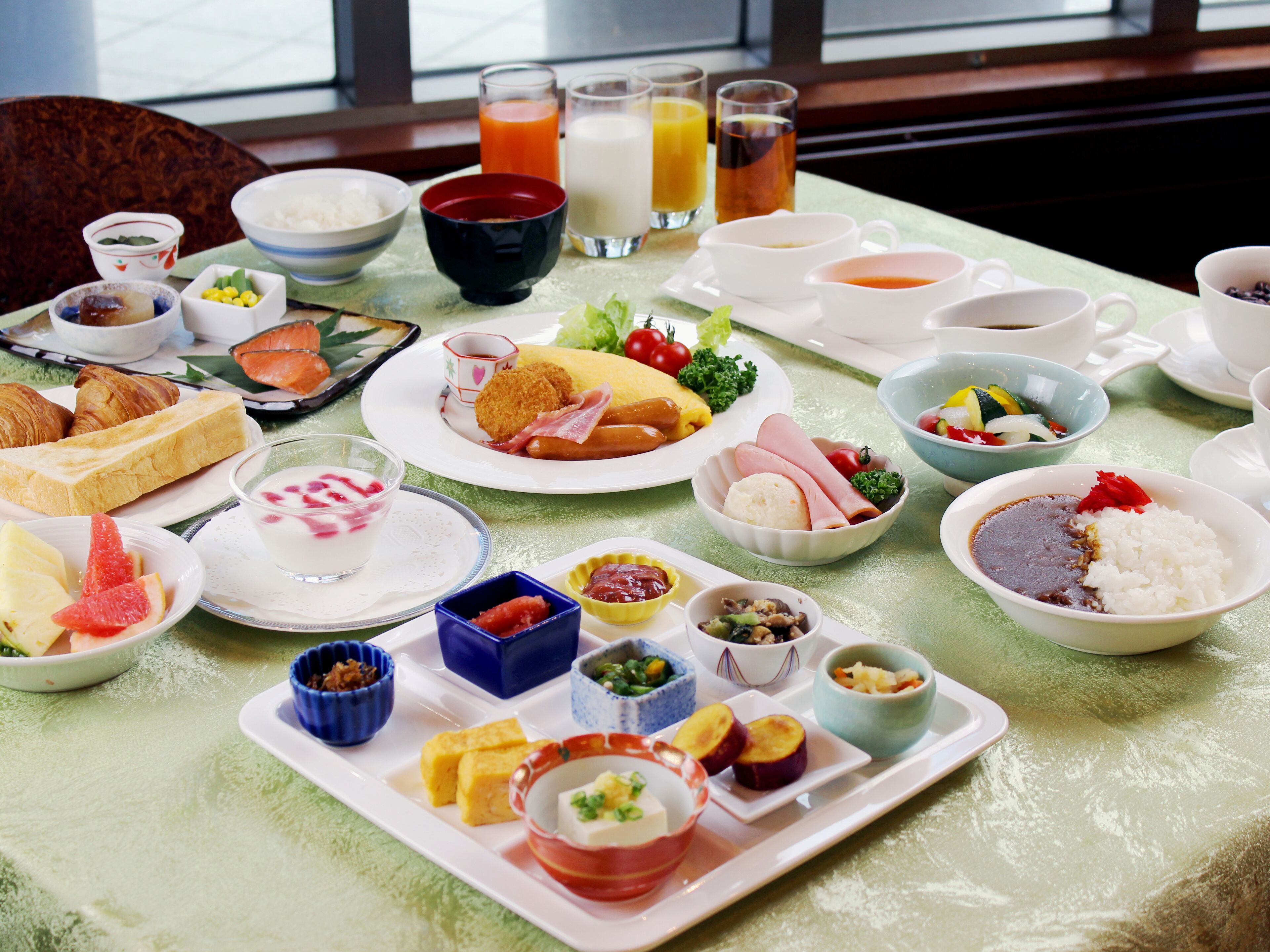 4 restaurants, breakfast, lunch, dinner served; french cuisine