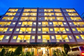 Front of property – evening/night - Golden Sea Pattaya Hotel (Pattaya)