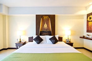 In-room safe, individually decorated, individually furnished, desk - Golden Sea Pattaya Hotel (Pattaya)