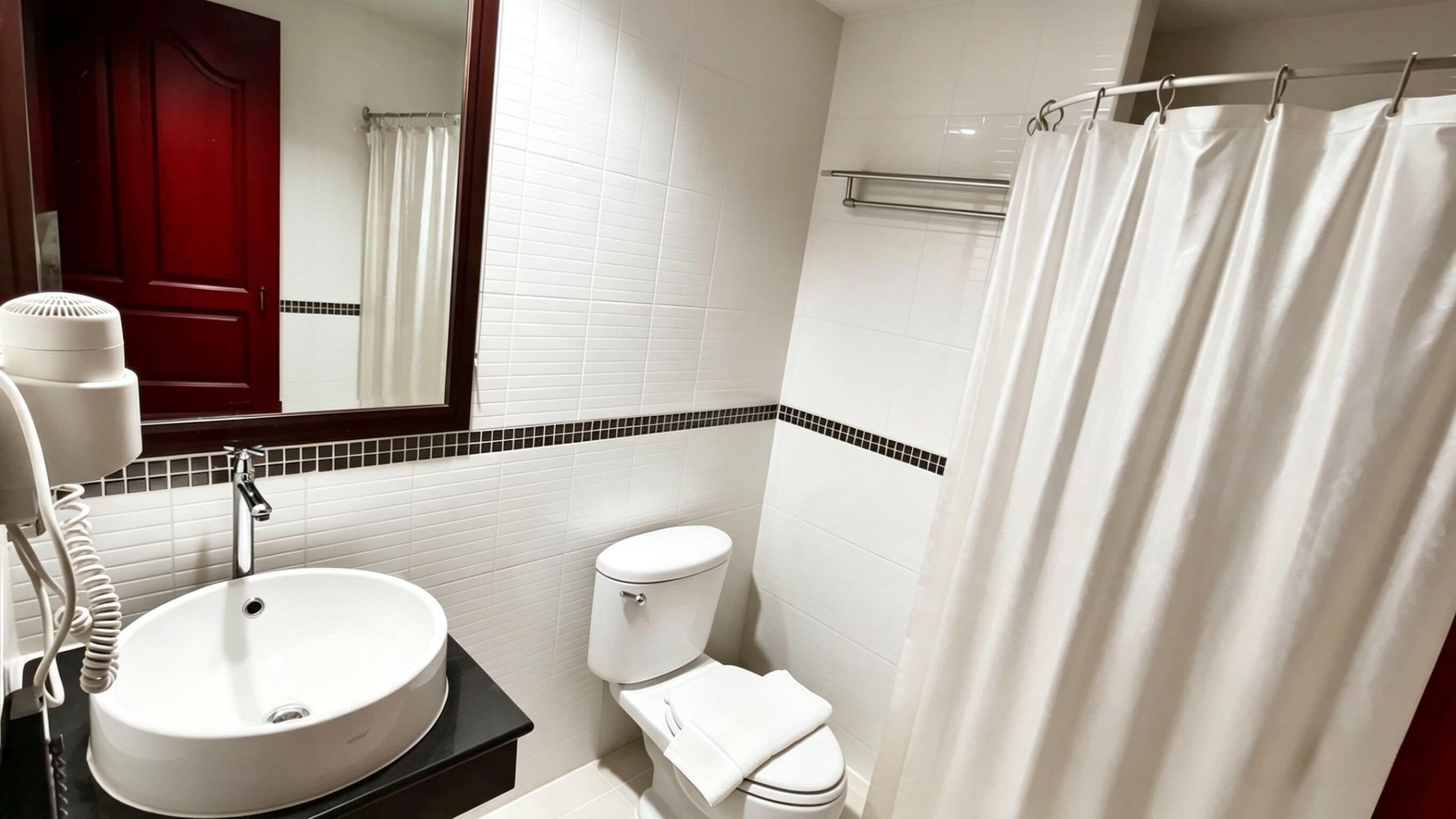 Ein Badezimmer mit Waschbecken, Toilette und Duschvorhang.