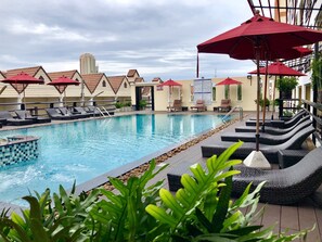Outdoor pool, open 9 AM to 8 PM, pool umbrellas, pool loungers - Golden Sea Pattaya Hotel (Pattaya)