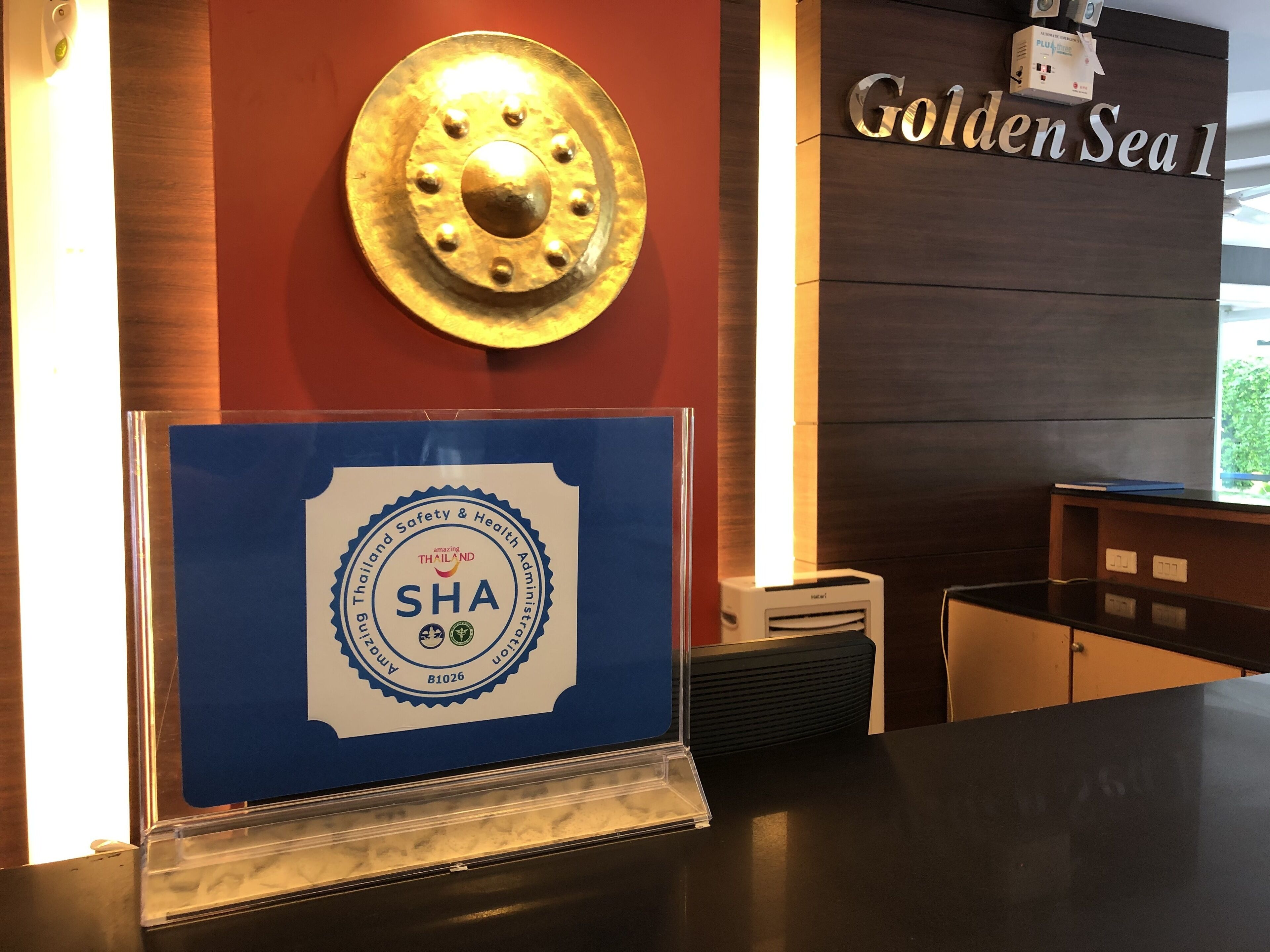 Letrero de Golden Sea con un distintivo de certificación SHA.