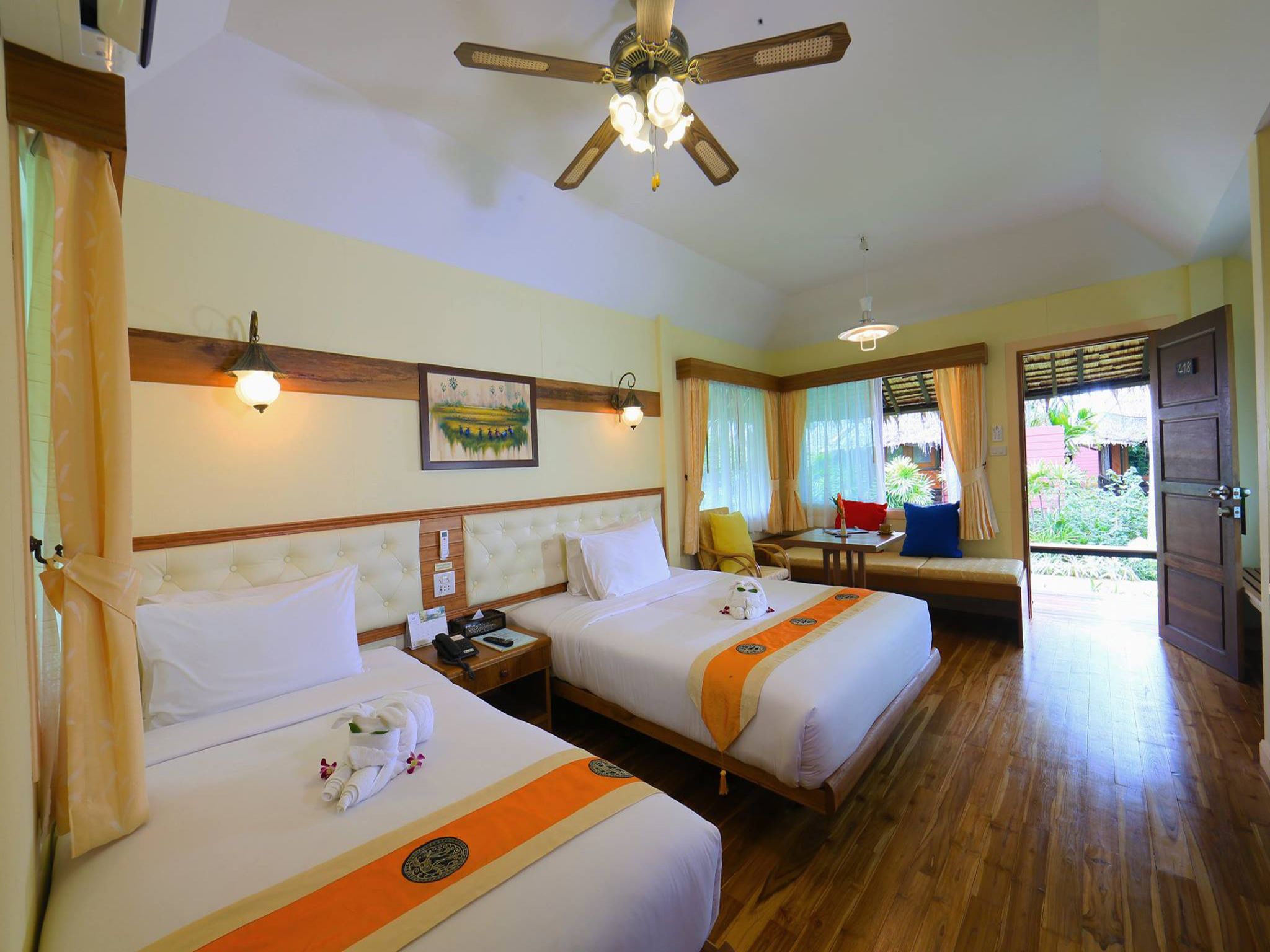 Garden Cosy | Minibar, in-room safe, desk, blackout drapes