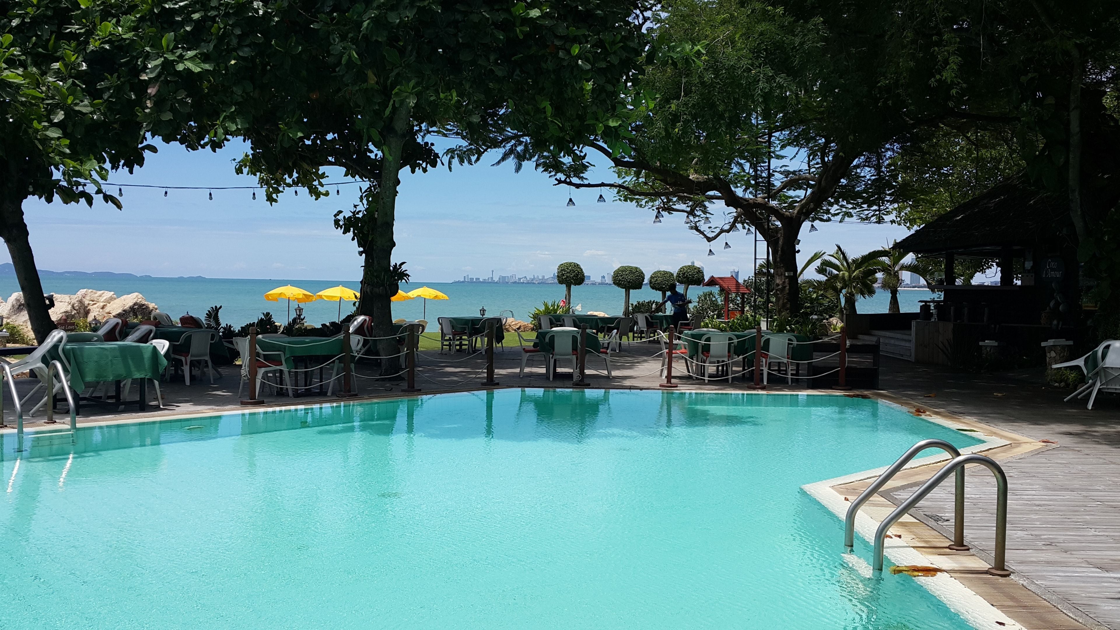 2 Außenpools, geöffnet von 06:00 Uhr bis 08:00 Uhr, Liegestühle